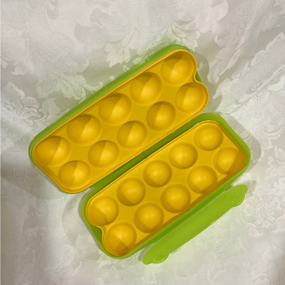 NEW (NIP) Tupperware Egg Storer Portable Case Hard-Shell Storage - Picture 2 of 10